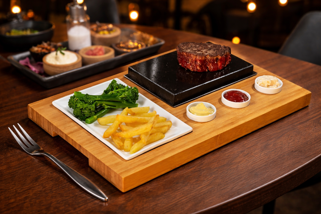SIZZLING STEAK SET (SS001) – BUY 4 SETS, GLOVES, KNIVES AND FORKS